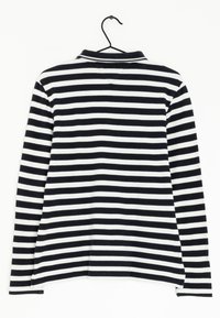 Navy- och vitrandig långärmad polo med vikbar krage, med rak nederkant och sidofickor, presenterad på en galge.