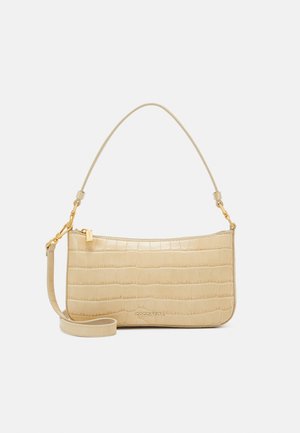 Beige, krokodilgeprägte rechteckige Handtasche mit goldenem Reißverschluss, kurzem Schulterriemen, abnehmbarem längeren Trageriemen und kleinem Metalllogo.