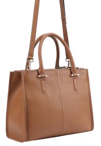 Sac à main en cuir marron avec des anses supérieures doubles, une bandoulière réglable et des accessoires en métal argenté. Forme rectangulaire avec une surface texturée.