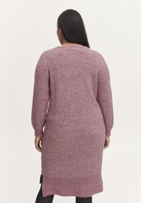 Abito a maniche lunghe in maglia di un morbido lavanda con maniche testurizzate, spacchi laterali e orlo a costine. Presenta una vestibilità comoda e un aspetto accogliente.