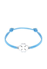Silberner vierblättriger Kleeblatt-Anhänger an einem hellblauen verstellbaren Nylonband-Armband. Das Band hat eine glatte Oberfläche und enge Knoten für einen sicheren Sitz.