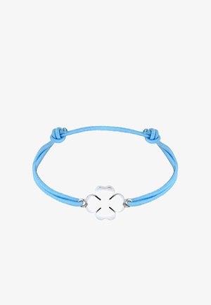 Blåt snores armbånd med en sølvkløverformet charm med udskårne detaljer, sikret med justerbare knuder på begge sider.