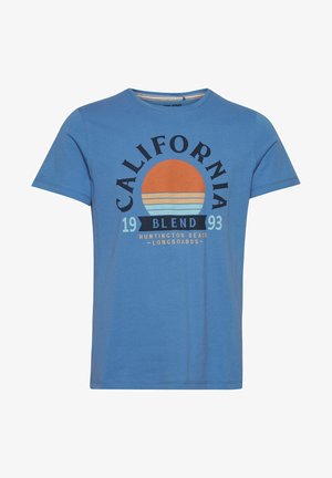 Sinine puuvillane t-särk ümmarguse kaelusega, millel on graafiline trükk tõusvast päikesest ja tekst: "CALIFORNIA BLEND 1993 HUNTINGTON BEACH LONGBOARDS."
