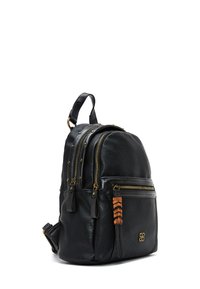 Mochila de cuero negra con múltiples compartimentos con cremallera, detalles con tachuelas y un detalle trenzado adjunto. Diseño compacto y estructurado.