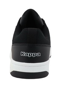 Černá sportovní bota s síťovým svrškem, hladkým černým podpatkem, bílou mezipodrážkou a bílým logem Kappa na boku. Zaoblený tvar.