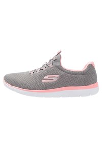 Szare buty sportowe z siateczkową cholewką, różowymi akcentami na pięcie i podeszwie oraz białymi środkami. Posiadają pasujące szare sznurowadła i logo.