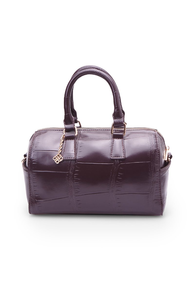 Vijolična torba s krokodilskim vzorcem zaobljene oblike, z dvema ročajema, zlatim okovjem in stranskim žepom za dodatno shranjevanje.