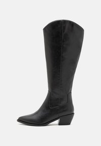 Bottes noires montantes en simili cuir lisse, dot�ées d'un bout pointu et d'un talon épais, avec de délicates coutures sur les côtés.