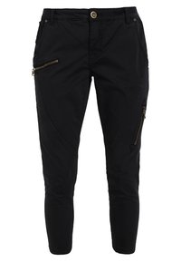 Svarta byxor i slitstarkt tyg, med smal passform, dragkedjefickor och diskreta texturerade detaljer på sidorna.