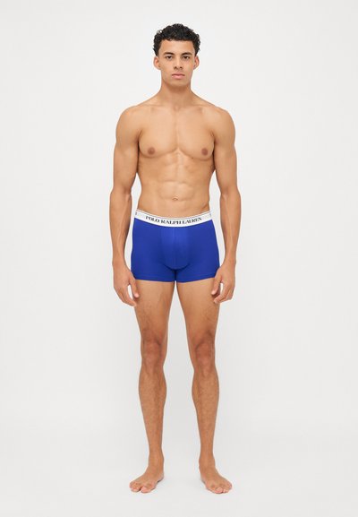 Kék boxer alsó fehér derékkal, amelyen a "POLO RALPH LAUREN" logó látható, sima, rugalmas anyagból készült.