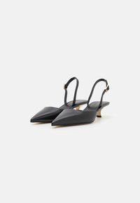 Sorte læder slingback-sko med spids tå, lav hæl og justerbar rem, med en guldfarvet spænde detalje.