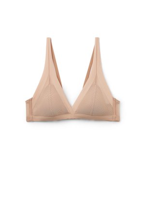 Beżowy, przezroczysty biustonosz z siateczki z trójkątnymi miseczkami, regulowanymi ramiączkami i zapięciem na haftki z tyłu, ułożony na płasko na białym tle.