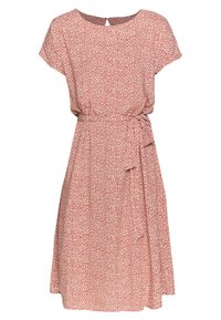 Robe florale rouge à manches courtes, taille cintrée et détail à nouer. Tissu léger avec une surface texturée douce et un décolleté modeste.