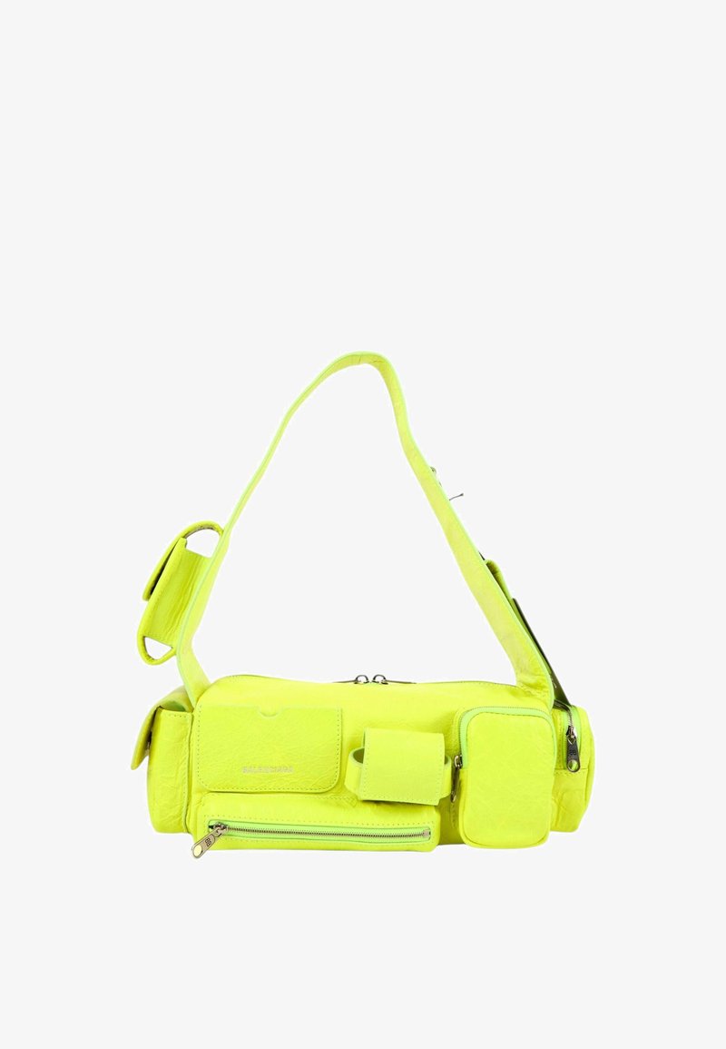 Sac à épaule jaune vif avec plusieurs poches avant, fermetures éclair et une bandoulière réglable.
