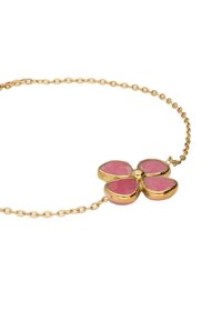 Collar de cadena de oro con un colgante de flor rosa de cuatro pétalos, contorneado en oro. Los pétalos tienen un acabado suave y una textura brillante.