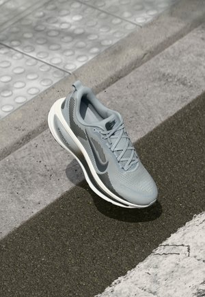 VOMERO 18 - Zapatillas running asfalto - wolf grey/anthracite/pure platinum-coloured/summit white