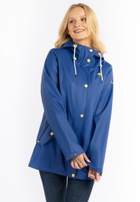 Blauer wasserdichter Regenjacke mit Kapuze, gelben Akzenten, Druckknöpfen und einer lässigen Passform. Zu den Merkmalen gehören Seitentaschen und verstellbare Kordeln.