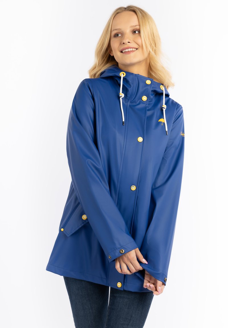 Blauer wasserdichter Regenjacke mit Kapuze, gelben Akzenten, Druckknöpfen und einer lässigen Passform. Zu den Merkmalen gehören Seitentaschen und verstellbare Kordeln.