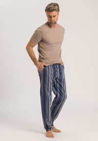 T-shirt grigio a maniche corte abbinato a pantaloni da pigiama a righe multicolore in blu, verde e beige. Materiale morbido con una vestibilità comoda.