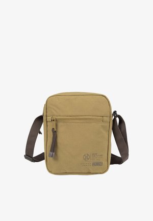 Khaki crossbody taška z odolné tkaniny, se zapínací kapsou na zip na přední straně, nastavitelným hnědým popruhem a potištěným logem.
