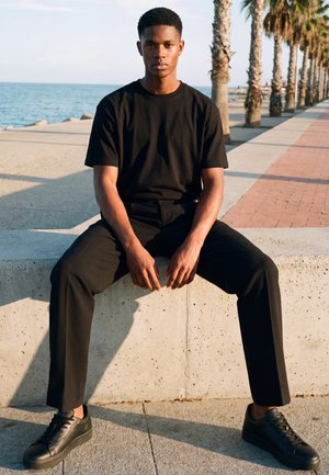 Urban Classics WIDE FIT - Chino kalhoty - black