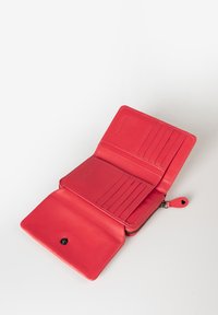 Portafoglio in pelle rossa con chiusura a zip, dotato di numerosi scomparti per carte e una finitura liscia. Accentuato con un bottone a pressione nero.