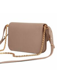 Bolso bandolera de cuero beige con acabado texturizado, cadena dorada y detalles en la correa, de forma rectangular.