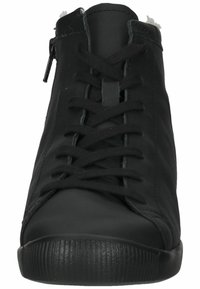 Baskets montantes noires avec un dessus synthétique lisse, dotées de lacets, d'une fermeture éclair sur le côté et d'une semelle en caoutchouc texturé.