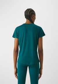 ASICS CORE TOP - Spordi T-särk - rich teal