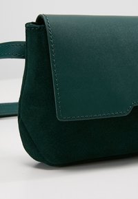 KIOMI Marsupio - dark green