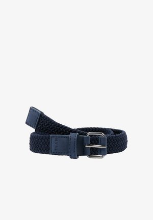 Cintura in tessuto intrecciato blu navy con fibbia rettangolare in metallo e dettagli in pelle cucita, arrotolata su uno sfondo bianco.