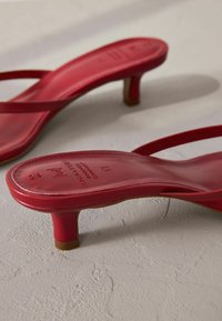 Next SIGNATURE  TOE POST REGULAR FIT - Sandalai su T formos dirželiu - red