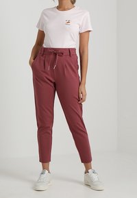 ONLY Petite Träningsbyxor - dark red