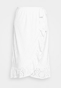 Weiße Baumwollrock mit Lochmuster, gerafftem Saum und seitlichem Bindeband. Der tiefe Taillenansatz und diagonale Raffungen schaffen Textur und Form.