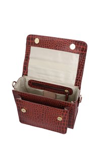 Borsa in finta pelle di coccodrillo rossa con hardware dorato, dotata di un ampio interno e due scomparti. La fodera è beige.