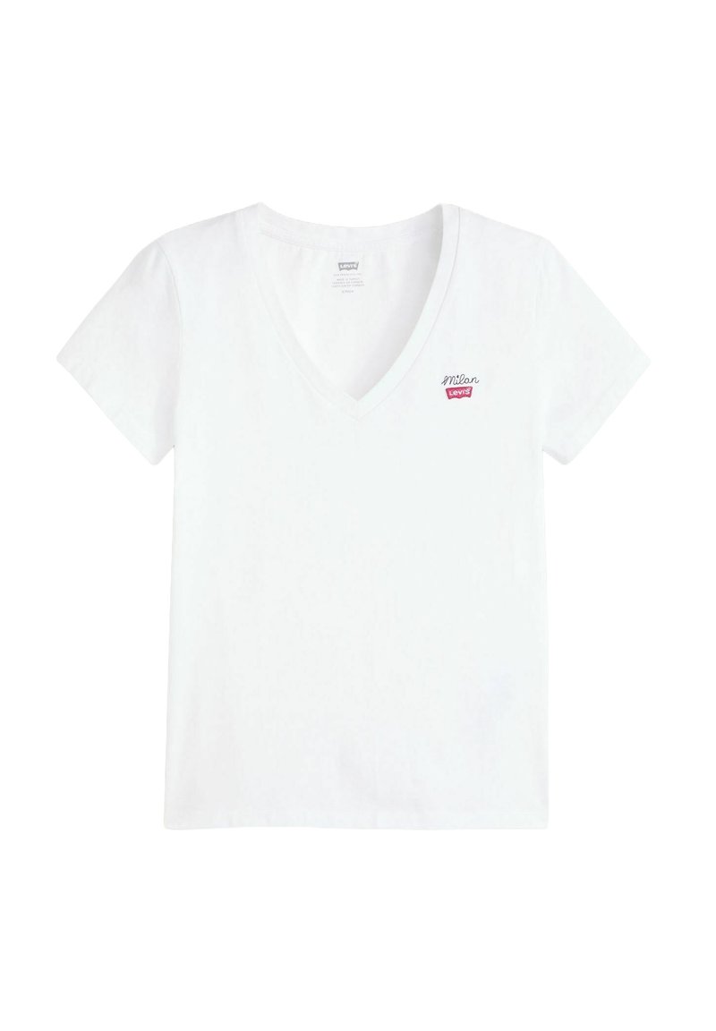 Camiseta de algodón blanca con cuello en V, mangas cortas y logo rojo de Levi's en el lado izquierdo del pecho. Textura suave, diseño de corte estándar.