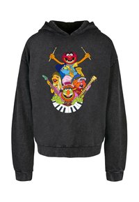 Sort h�ætte sweatshirt med et farverigt grafisk motiv af fem tegneseriefigurer, der spiller instrumenter, med et hvidt klaverklaviaturdesign nederst.