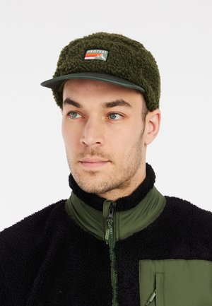 Oliven grøn cap med en struktureret fleece-overflade og en flad skygge, der har et multicolor "PROTEST" logo-patch foran.