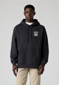 Sweatshirt preta de algodão com capuz ajustável e bolso canguru. Apresenta um logo gráfico branco no peito. Corte regular, mangas compridas.