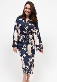 Maritieme, bloempatronen badjas met witte en gouden accenten, lange mouwen, ceintuur in de taille, knielange ontwerp, zachte stof met een satijnen glans.
