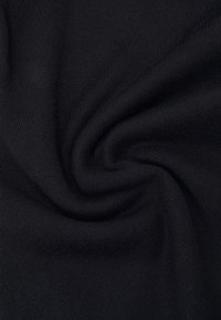 Material tricotat negru cu o textură netedă, având un model uniform și constant care evidențiază o elasticitate subtilă și o cădere plăcută.