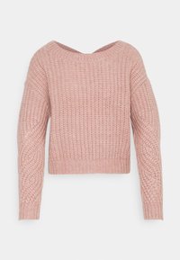 Różowy sweter dziany o luźnym kroju, z szerokim dekoltem, teksturowanym prążkowaniem oraz długimi rękawami ozdobionymi wzorem warkocza na ramionach.