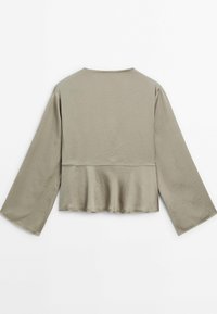 Haut vert olive clair à manches courtes avec une coupe décontractée et un ourlet évasé. Tissu doux et lisse avec un léger éclat. Design simple et minimaliste.