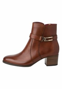 Bottine en cuir marron avec un bout arrondi, détail de boucle sur le côté et un talon carré. Présente une texture lisse et une finition polie.