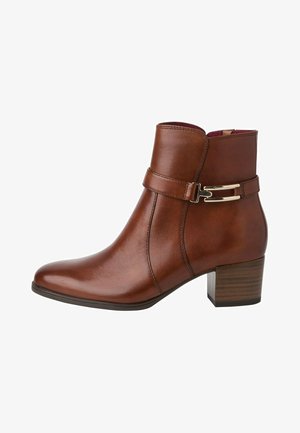 Braune Leder-Ankle-Boots mit runder Spitze, seitlichem Schnallen-Detail und Blockabsatz. Verfügt über eine glatte Textur und ein poliertes Finish.