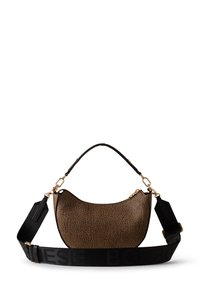 Borsa a mezzaluna di colore marrone con texture, dotata di tracolla nera regolabile, caratterizzata da un sottile testo del marchio e chiusure in oro.