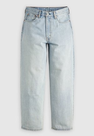 Jean en denim bleu clair taille haute, coupe droite, avec poches avant, passants pour ceinture et fermeture par bouton sur un fond uni.