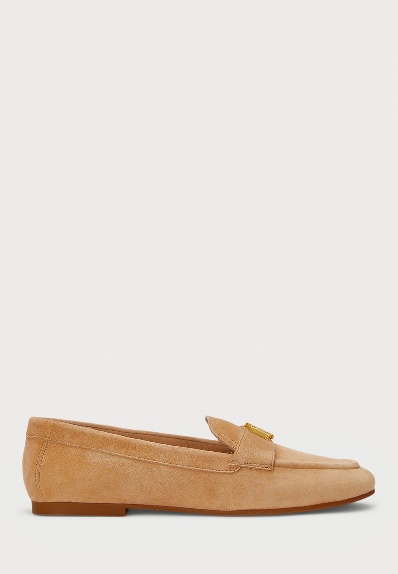 Suède loafers in lichtbruin met een ronde neus en gestikte accenten. Heeft een klein decoratief detail in goudkleurig metaal op de bovenkant.