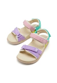 Sandalias infantiles con una suela beige, que cuentan con correas ajustables rosas y moradas y un acento en azul verdoso, fabricadas con un tejido texturizado.