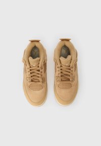 Kaki suède teniske imajo mehak, puhast podlog, teksturirane mrežaste panele in oblazinjeni jezik, zasnovane z zapiranjem na vezalke in diskretnimi logotipskimi detajli.